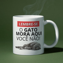 Caneca Personalizável Com Seu Gato, Frase: Lembre-se O Gato Mora Aqui Você Não
